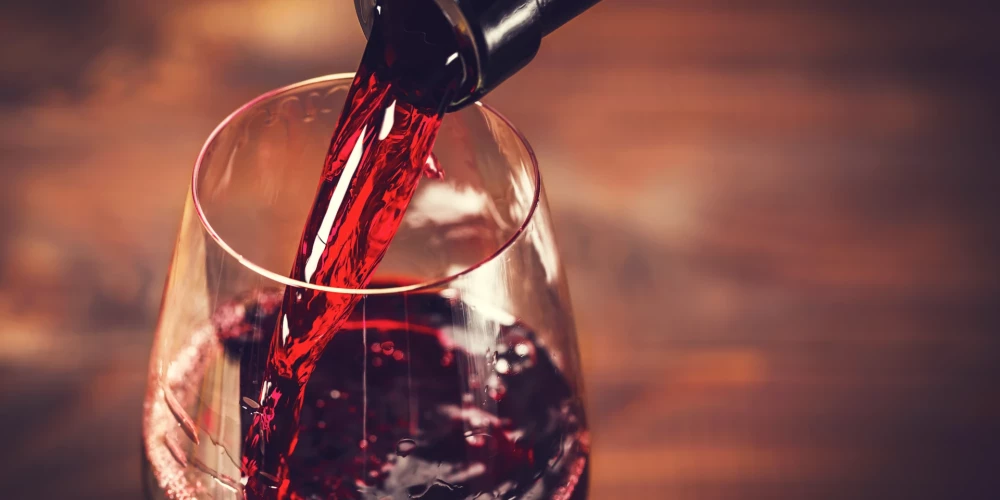 Zinātnieki izskaidro, kāpēc no sarkanvīna dzeršanas rodas galvassāpes
