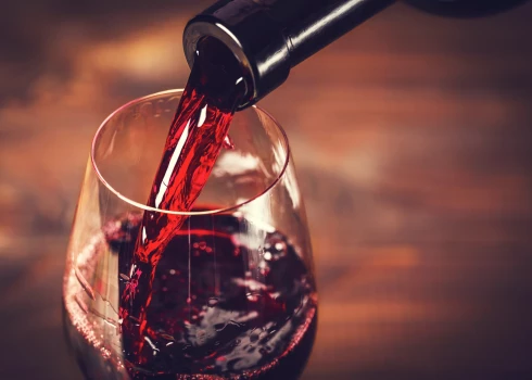 Zinātnieki izskaidro, kāpēc no sarkanvīna dzeršanas rodas galvassāpes