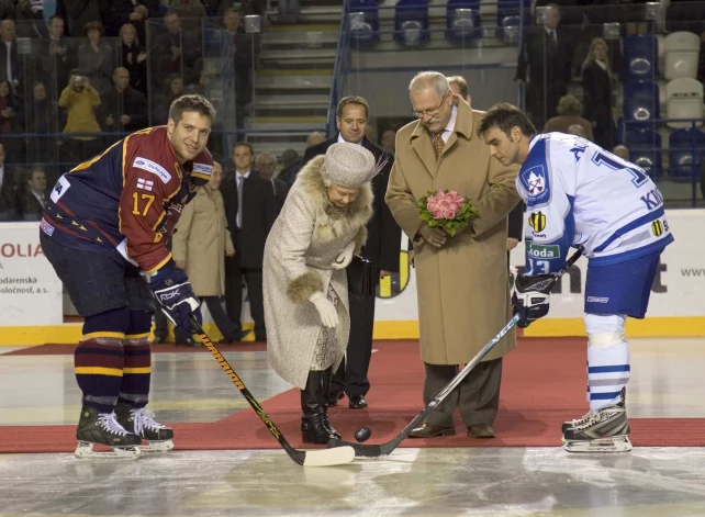 Karaliene Elizabete II 2008. gadā Slovākijas apmeklējuma laikā.