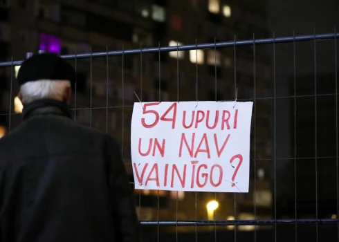 Biedrības "Zolitūde 21.11." dalībnieki 2019. gadā pulcējas Zolitūdes traģēdijas vietā, paužot neapmierinātību par ilgo traģēdijas krimināllietas iztiesāšanu.