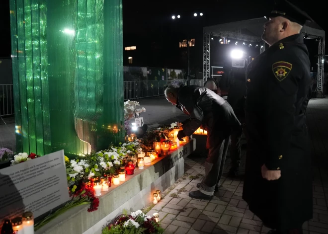 В мероприятии приняли участие родственники жертв и пострадавшие в золитудской трагедии, участники спасательной операции, представители государства и самоуправления, в том числе президент Латвии Эдгар Ринкевич, жители Золитуде.