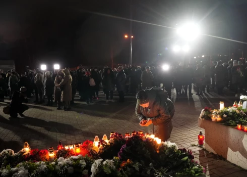 ФОТО: в Золитуде помянули жертв обрушившегося магазина Maxima, среди пришедших был и Ринкевич