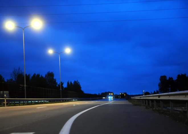 Daudzviet Latvijā uz ceļiem veidojas apledojums