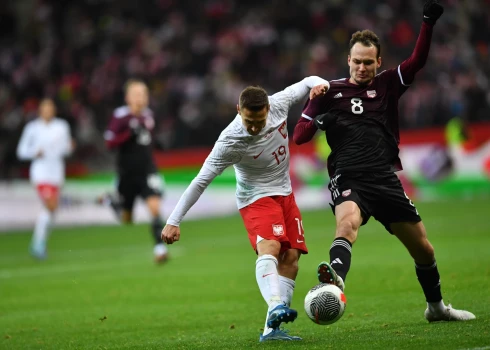Latvijas futbolisti pārbaudes spēlē zaudē Polijai