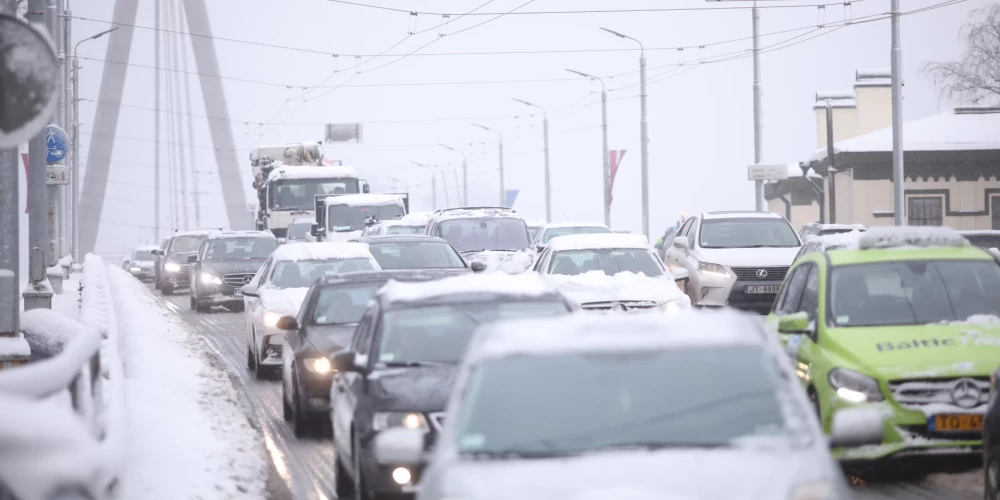 Daudzviet Latvijā šorīt autoceļi sniegoti un apledo
