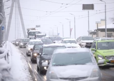 Daudzviet Latvijā šorīt autoceļi sniegoti un apledo
