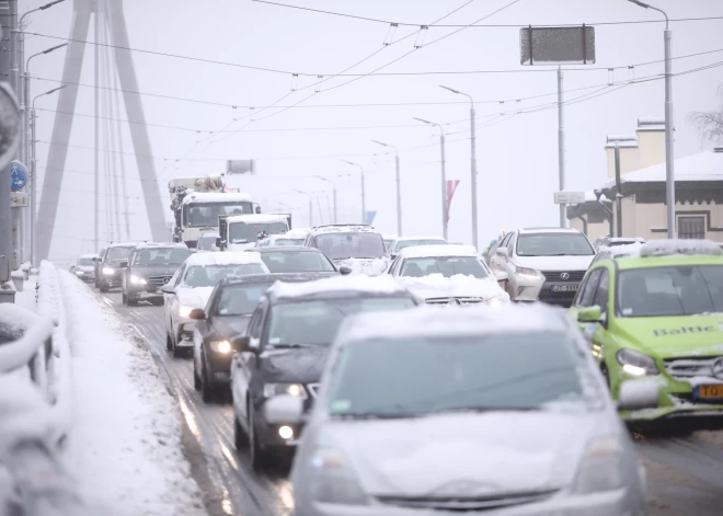 Daudzviet Latvijā šorīt autoceļi sniegoti un apledo