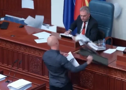 Ziemeļmaķedonijā prokrieviskas partijas deputāts uzbrūk parlamenta spīkerim un salauž viņa datoru