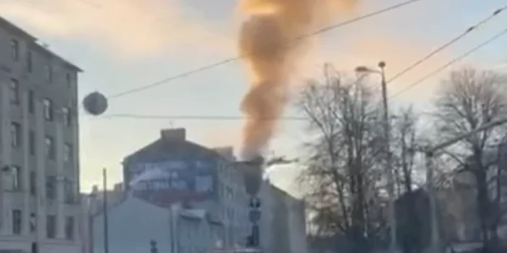 Черный дым из окна четвертого этажа пятиэтажного жилого дома на улице Пернавас в Риге.