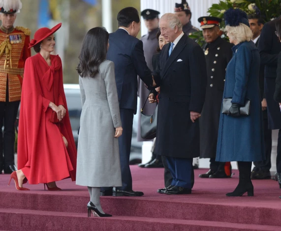 Princese Ketrīna kniksē karalim un karalienei.