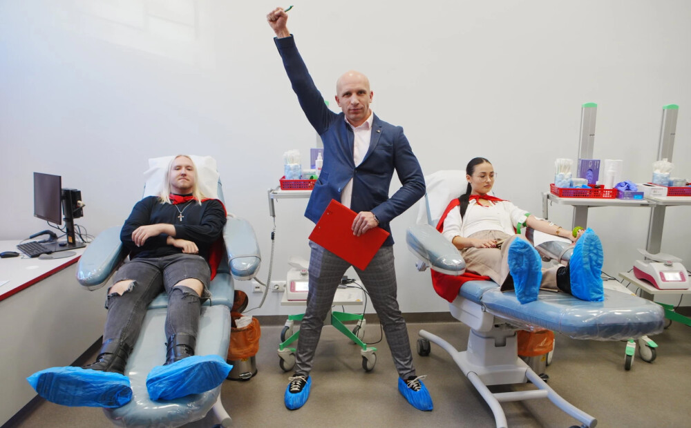 FOTO: Valsts asinsdonoru centrs īpašā kampaņā aicina jauniešus kļūt par supervaroņiem un ziedot asinis