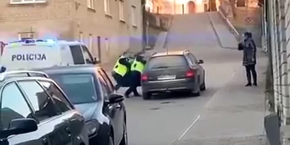 ВИДЕО: пьяный водитель протаранил полицейскую машину во время погони в Лудзе