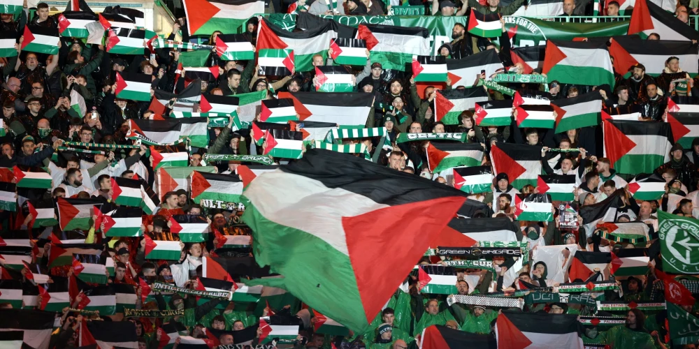 Palestīnas karogi Glasgovas "Celtics" spēlē.