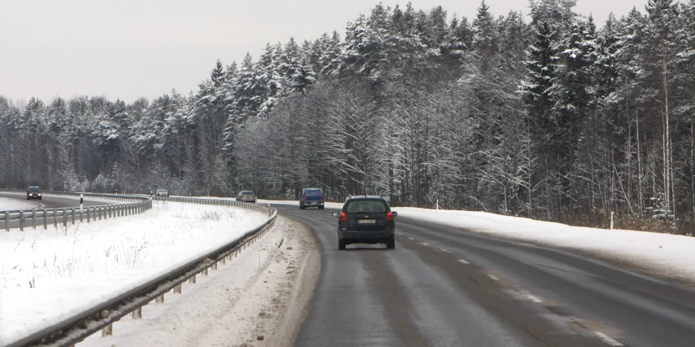 Brauciet uzmanīgi! Visā Latvijas teritorijā uz ceļiem sniegs un apledojums