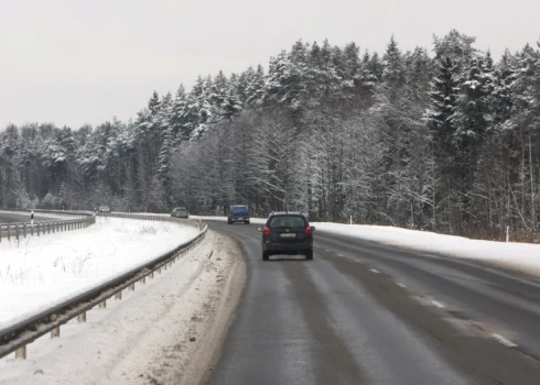 Ведите осторожно! На дорогах по всей территории Латвии лежит снег и лед