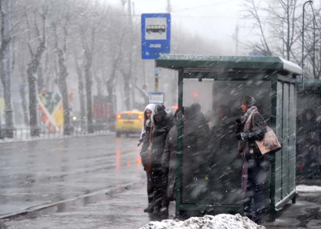 Laikapstākļu dēļ var kavēties vilcieni un reģionālie autobusi