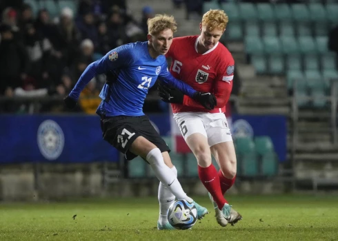 Igaunijas izlases pussargs Bogdans Vaščuks cīņā ar austrieti Nikolasu Zeivaldu.