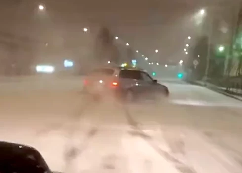 VIDEO: autovadītājs uz nebēdu bauda “ziemas priekus”, un driftē pa naksnīgajām Rīgas ielām