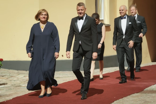 Latvijas Ārstu biedrības prezidente un ģimenes ārste Ilze Aizsilniece ar vīru Latvijas Restorānu biedrības prezidentu Jāni Jenzi svinīgajā pieņemšanā Rīgas pilī par godu Valsts prezidenta Edgara Rinkēviča inaugurācijai.