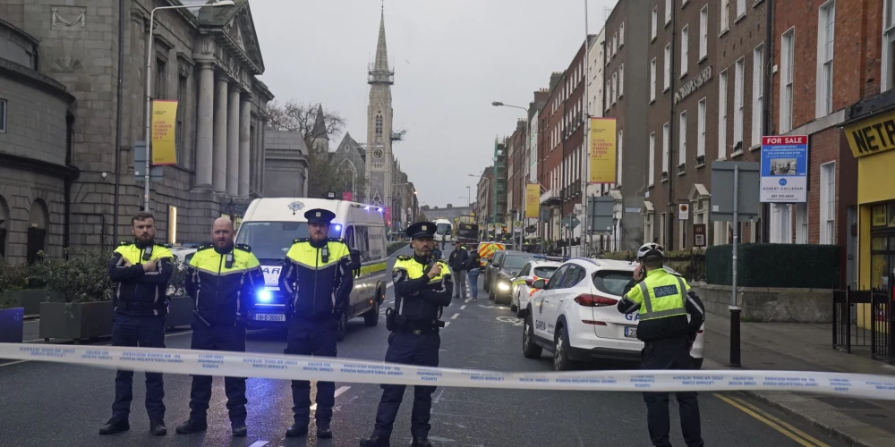 Policisti Dublinā vietā, kur tika sadurti pieci cilvēki.