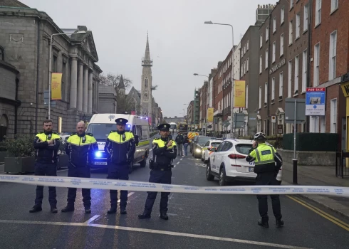 Policisti Dublinā vietā, kur tika sadurti pieci cilvēki.