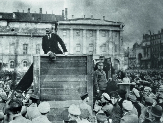 Ļeņins uzrunā karavīrus, kas gatavojas doties poļu-padomju karā (1919–1921). Maskava, 1920. gada 5. maijs. Trockis blakus tribīnei.