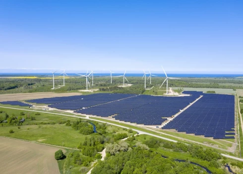 “Enefit Green” Latvijā uzsāks divu saules paneļu parku būvniecību