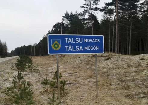 Gar valsts autoceļiem sāk uzstādīt ceļazīmes lībiešu un latgaliešu rakstu valodā