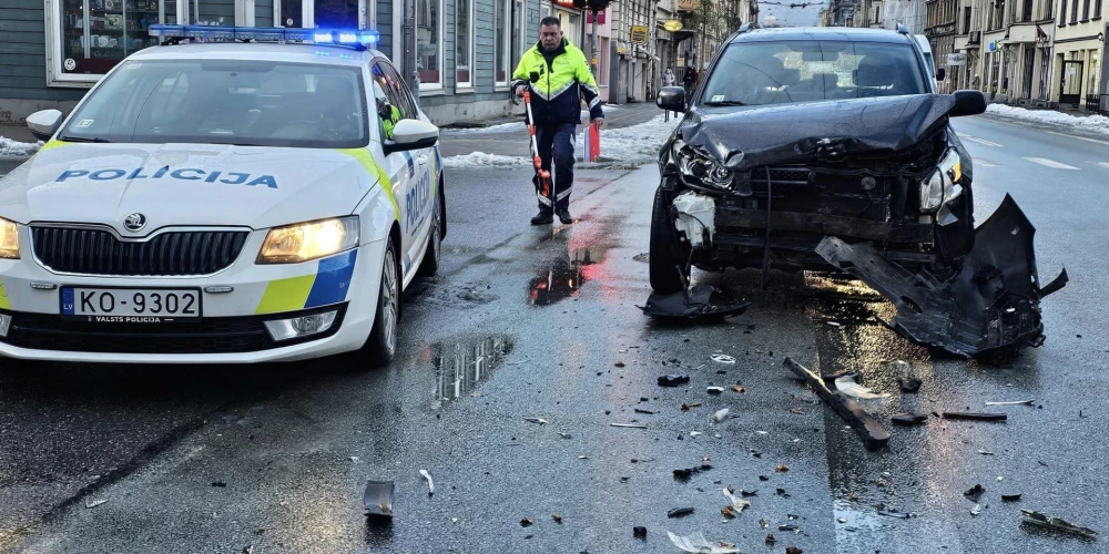 Avārijā Rīgas centrā iesaistīts policijas auto 