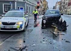 Avārijā Rīgas centrā iesaistīts policijas auto 