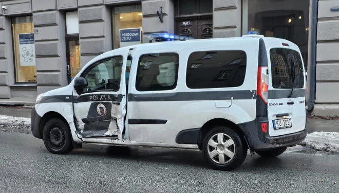 Avarējušais policijas auto.