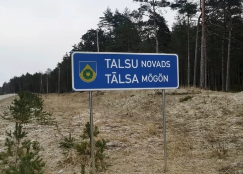 На дорогах Латвии начинают устанавливать таблички на ливском и латгальском языках
