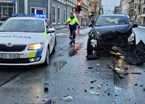 Машина полиции попала в аварию в центре Риги
