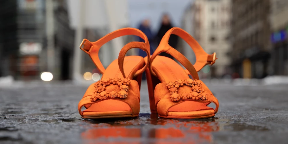 Почему на бульваре Бривибас в Риге стоят оранжевые босоножки и другая женская обувь?