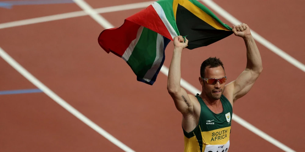 Oskars Leonards Karls Pistoriuss (dzimis 1986. gada 22. novembrī) ir dienvidāfrikāņu vieglatlēts, kas startē sprinta distancēs. Viņš ir zināms kā "ātrākais cilvēks bez kājām". Viņam ir amputētas abas kājas, un O. Pistoriuss ir Pasaules rekorda īpašnieks 100, 200 un 400 metru sprinta distancēs (T44 sporta klasē). Viņš sporto ar Ossur ražotām protēzēm. Viņš piedzima ar iedzimtu patoloģiju, kas viņam neļāva patstāvīgi pārvietoties, tādēļ 11 mēnešu vecumā viņam tika amputētas abas kājas. 2013. gadā nošāvis savu draudzeni, par ko 2014. gada oktobrī viņam tika piespriests piecu gadu cietumsods.