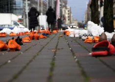 FOTO: pie valdības ēkas izlikti oranži kurpju pāri, simbolizējot nogalinātās un no vardarbības cietušās sievietes