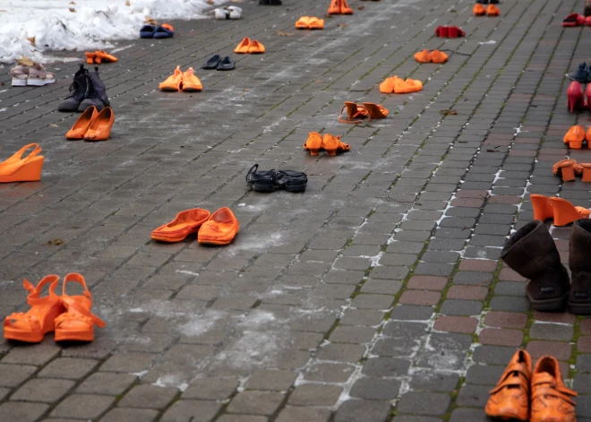 Brīvības bulvāra liepu alejā notiek akcija "Kur viņa palika?", lai atzīmētu Starptautisko dienu vardarbības izskaušanai pret sievietēm, ar sieviešu kurpju pāriem simbolizējot nogalinātās un no vardarbības cietušās sievietes.