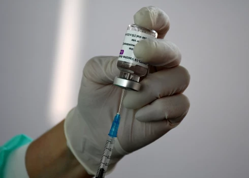 Tu vari saņemt gripas un Covid vakcīnas vienlaikus, bet vai vajadzētu? Ko saka zinātne?