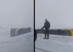 ВИДЕО: в Латгале автобус съехал с дороги и перевернулся