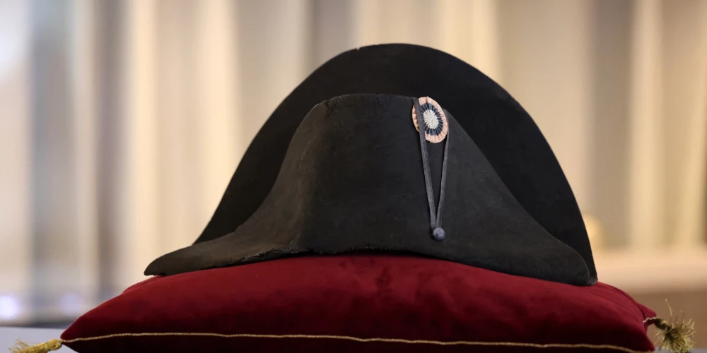 Napoleona cepuri nopērk par gandrīz diviem miljoniem