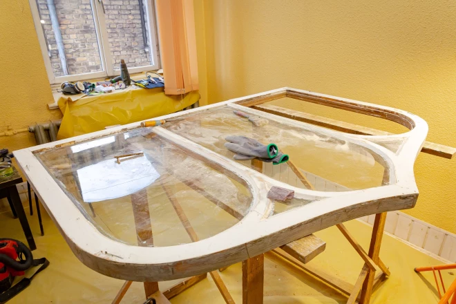 Vecais logs, kam vējš pūta garām, kuru nevarēja ne īsti atvērt, ne aizvērt, atdzims un kalpos vēl daudzus gadus.