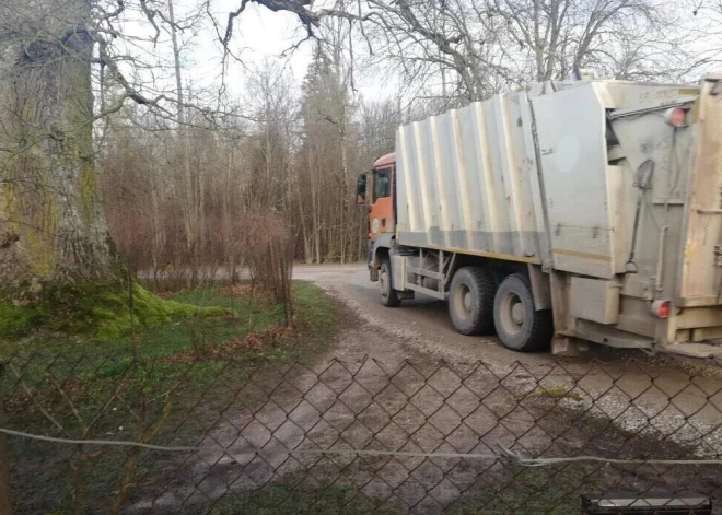 Cīravas iedzīvotāji glābj Aptiekas dižozolu