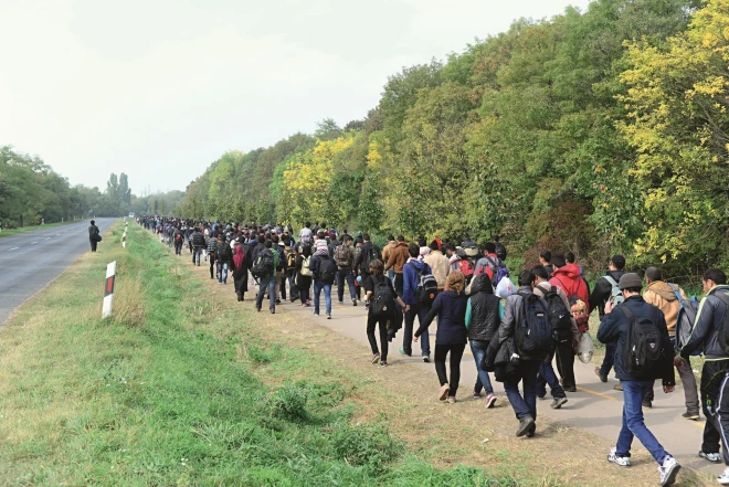 Bēgļu grupa atstāj Ungāriju, lai dotos uz Austriju un pēc tam uz Vāciju. 2015. gada 6. oktobris, Ungārija.