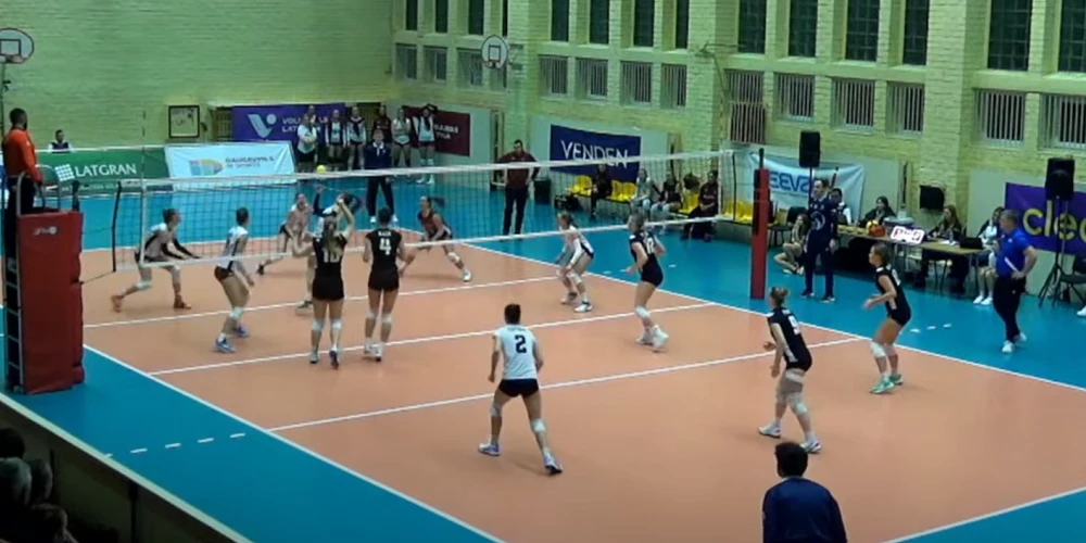 Latvijas U-18 volejbolistes spēlē pret Igaunijas vienaudzēm (ekrānuzņēmums no video)