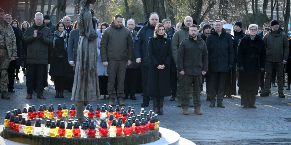 Kopā ar Volodimiru un Olenu Zelenskiem piemiņas pasākumā savas darba vizītes laikā piedalās arī Latvijas prezidents Edgars Rinkēvičs un Lietuvas premjere Ingrida Šimonīte.