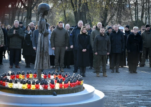 FOTO: Zelenskis un Rinkēvičs Ukrainā piemin Holodomora upurus