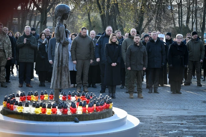 Kopā ar Volodimiru un Olenu Zelenskiem piemiņas pasākumā savas darba vizītes laikā piedalās arī Latvijas prezidents Edgars Rinkēvičs un Lietuvas premjere Ingrida Šimonīte.