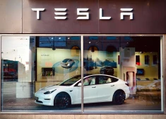 "Tesla Model S" aiz skatloga Gēteborgā. Šobrīd uz ielas šai automašīnai arī nenonākt.