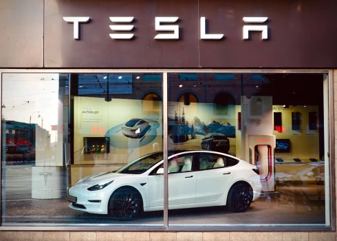 Zviedrijas arodbiedrības sadodas rokās pret autoražotāju “Tesla”; jaunas mašīnas šobrīd valstī nevar reģistrēt