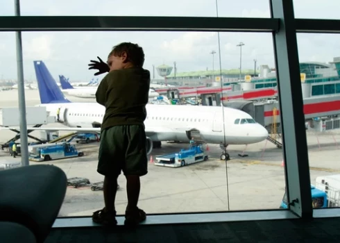 Как-нибудь потом заберем: 3 истории о детях, которых родители оставили в аэропорту